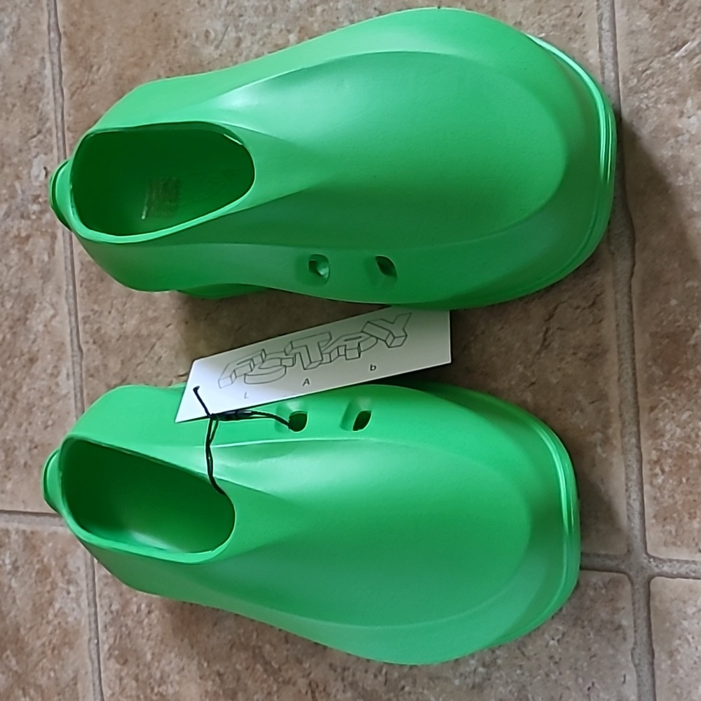 FCTRY LAb KNIGHT RNR slippers